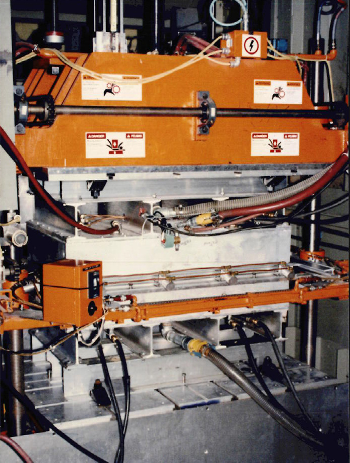 Thermoforming machine being used for twin-sheet forming